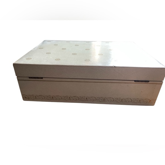 Vintage Two Tier Red Velvet Cream White Gold Flower Mirrored Jewelry Box - Picture 8 of 15